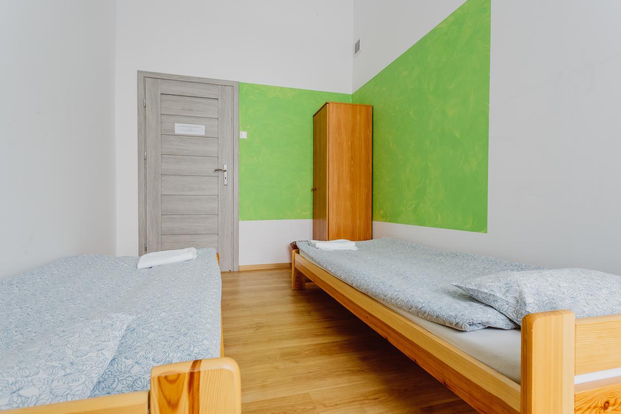 Pokój z 2 łóżkami pojedynczymi i wspólną łazienką