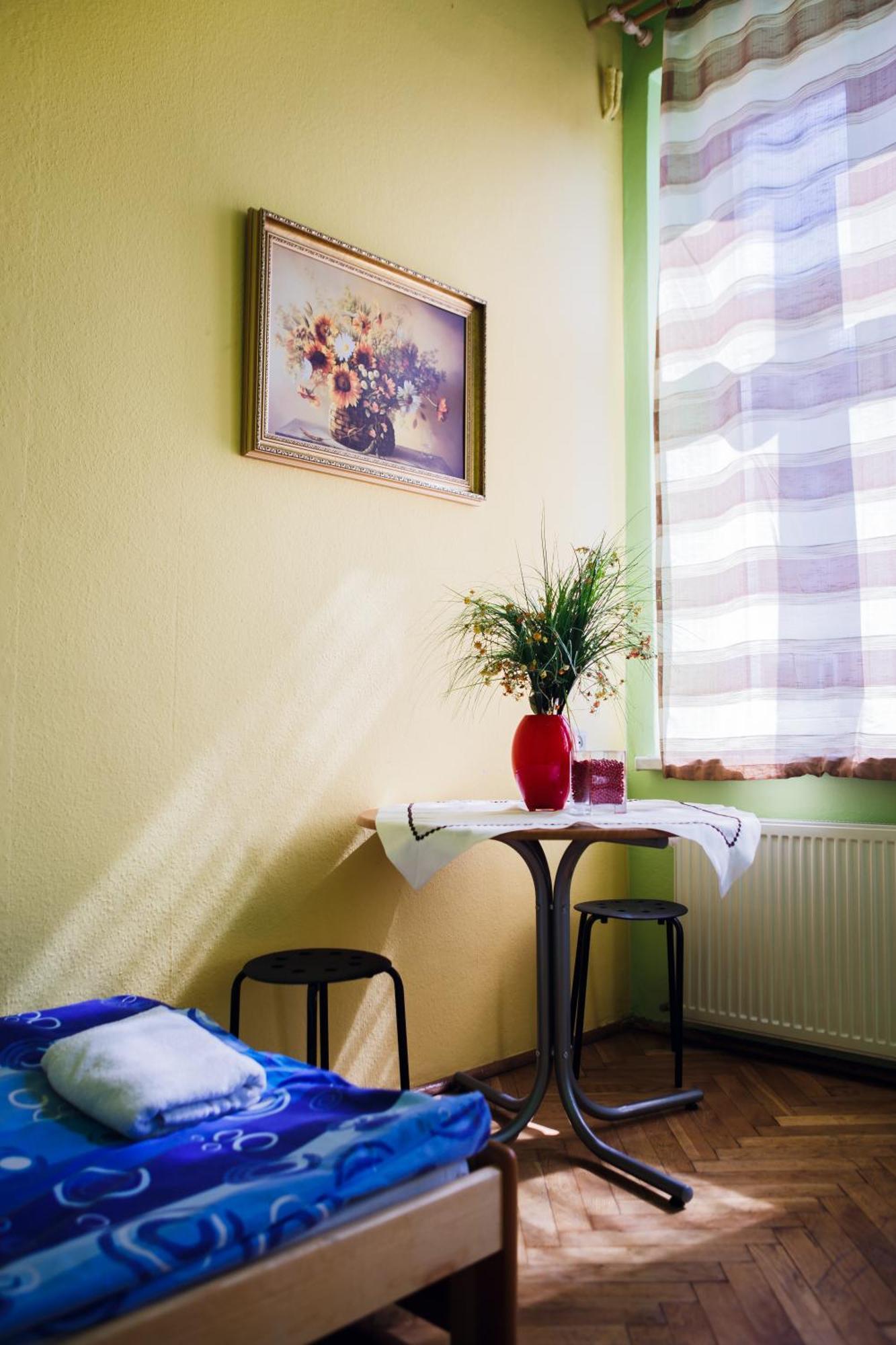 Pokój Trzyosobowy typu Basic ze wspólną łazienką
